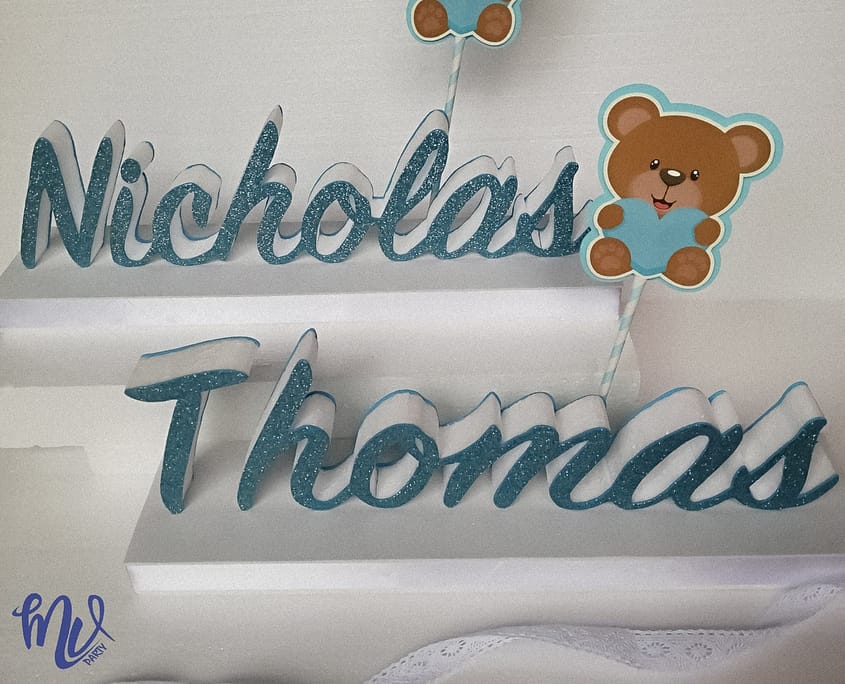 Nomi Nicholas e Thomas rivestiti in gomma azzurra con aggiunta orsetto